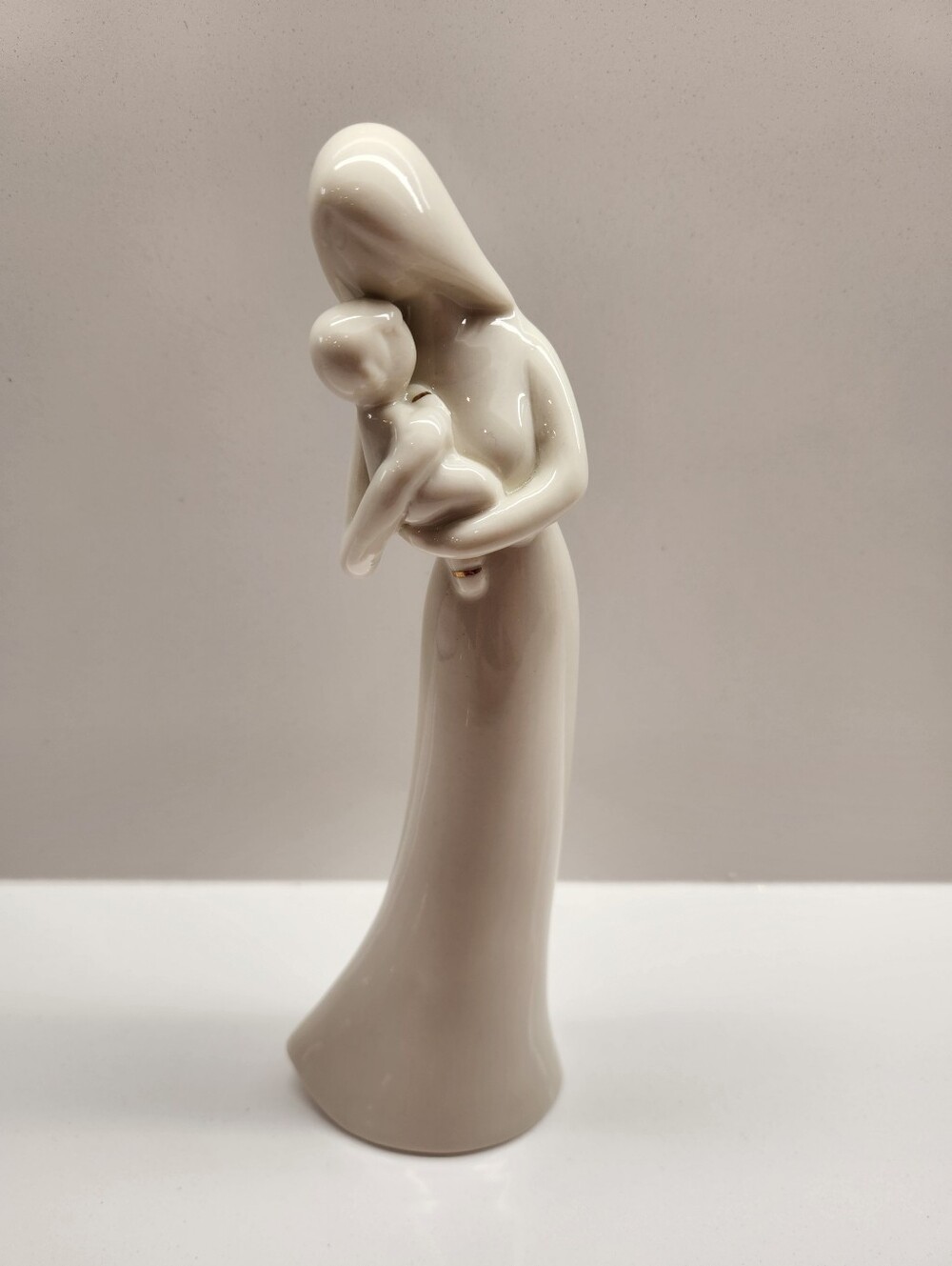 Ceramic Ivory Colored Mother And Baby In Embrace Statue Figurine